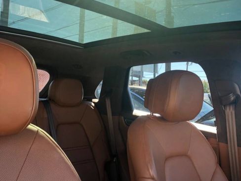 Used 2019 Porsche Cayenne Turbo w/ Sportdesign Package image 15