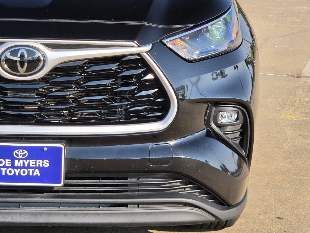 Used 2023 Toyota Highlander XLE FWD image 4