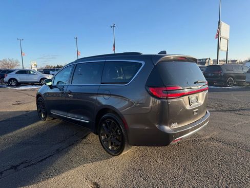 Used 2022 Chrysler Pacifica Limited AWD/4WD image 7