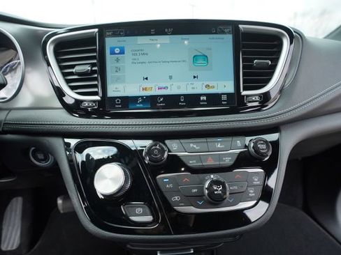 New 2026 Chrysler Pacifica Select FWD image 27