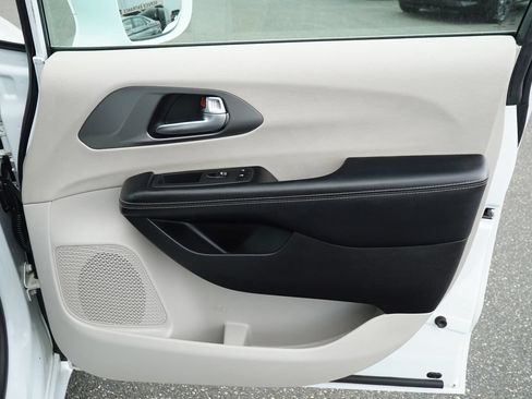 Used 2022 Chrysler Pacifica Touring-L FWD image 27