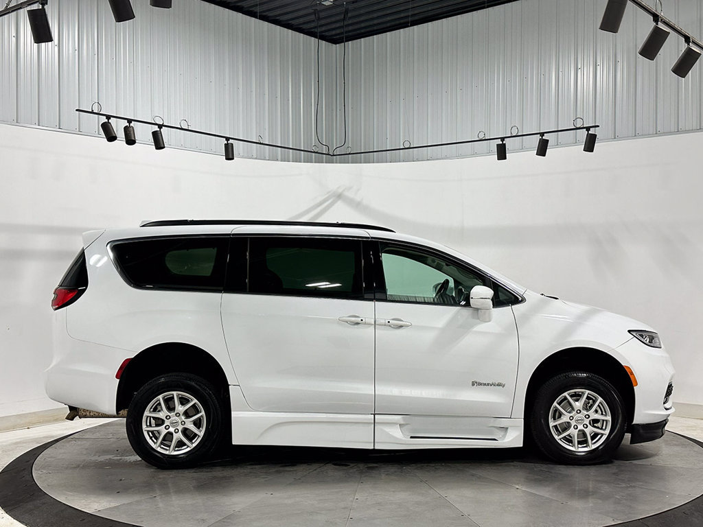 Used 2022 Chrysler Pacifica Touring-L FWD image 4