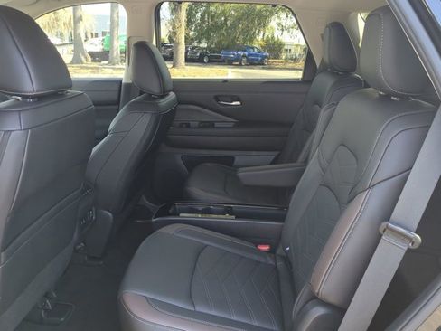 Certified 2025 Nissan Pathfinder Platinum FWD image 14