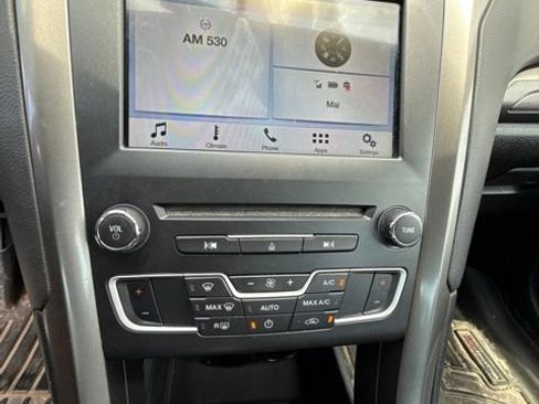 Used 2017 Ford Fusion SE w/ Fusion SE Technology Package FWD image 16