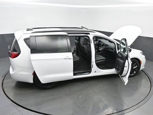 Used 2025 Chrysler Pacifica Limited image 63