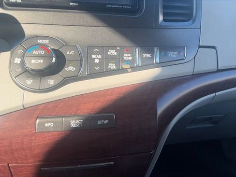 Used 2012 Toyota Sienna XLE FWD image 30
