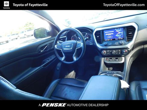 Used 2023 GMC Acadia SLT w/ Preferred Package FWD image 3