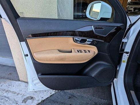 Used 2017 Volvo XC90 T6 Momentum w/ Vision Package image 18