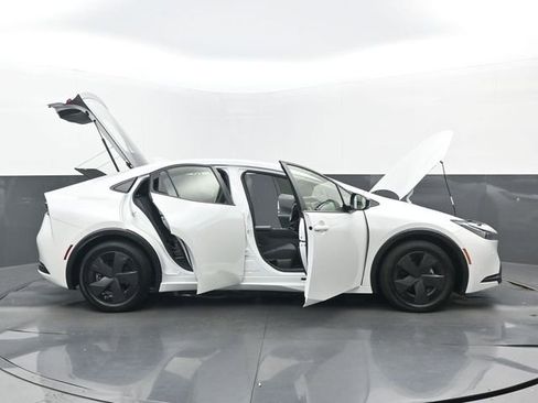 Used 2025 Toyota Prius LE image 30