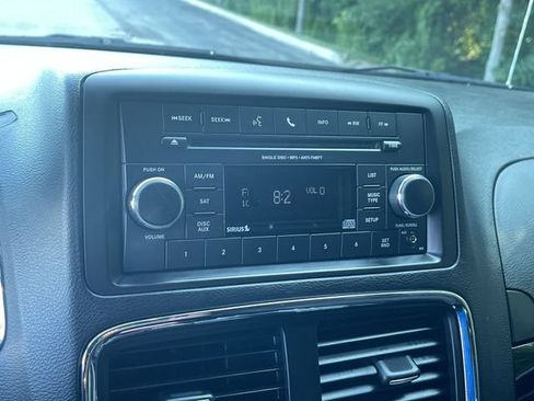 Used 2016 Dodge Grand Caravan SE FWD image 13