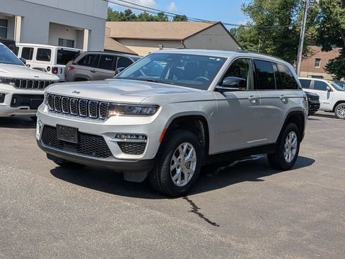 Certified 2023 Jeep Grand Cherokee Limited w/ Luxury Tech Group II AWD/4WD image 7
