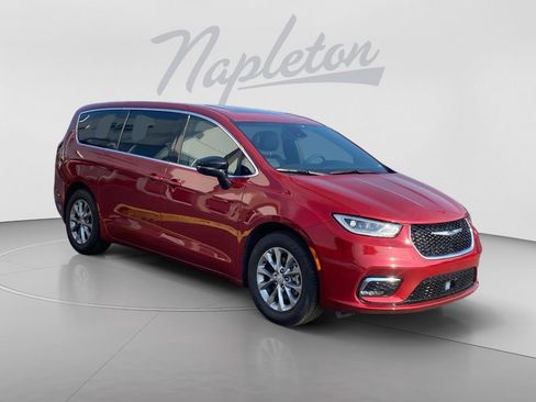 Used 2026 Chrysler Pacifica Limited FWD image 8
