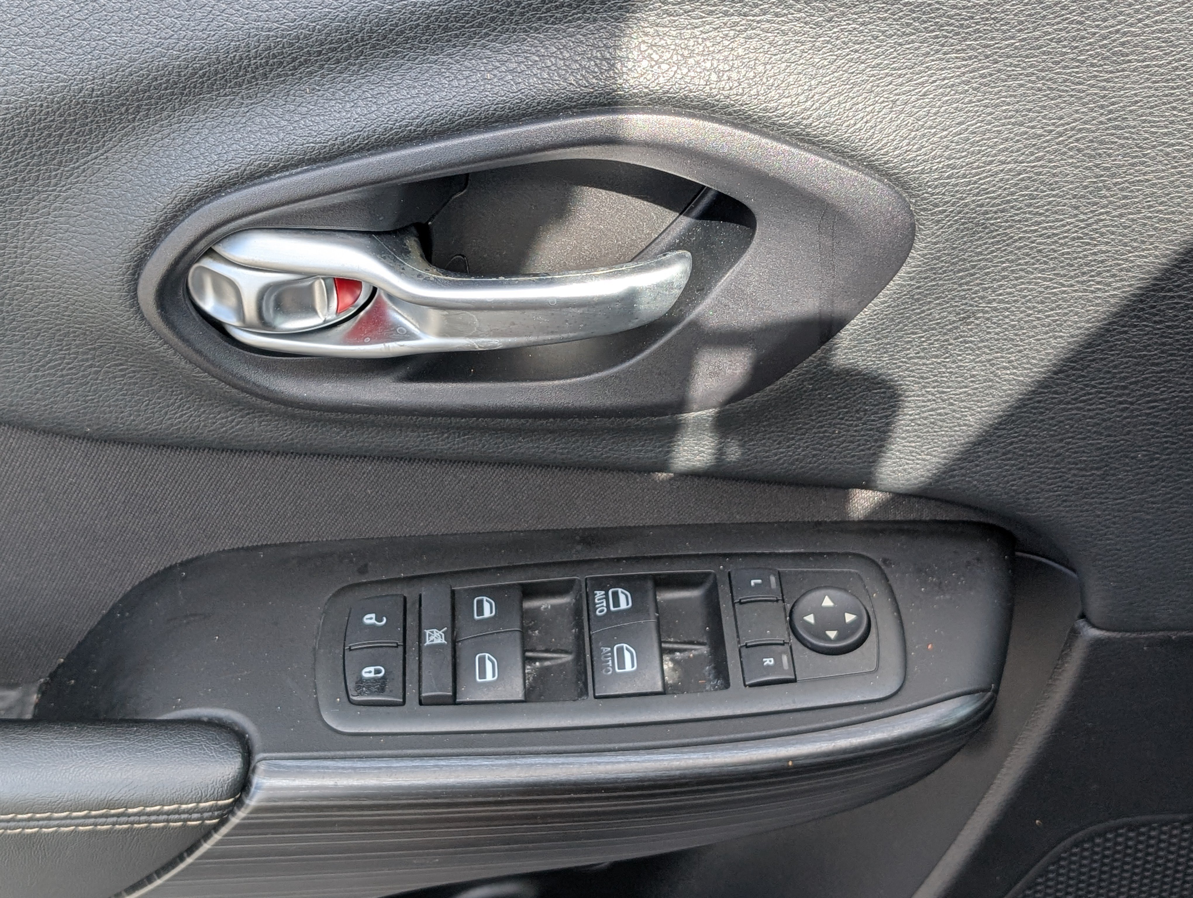 Used 2014 Jeep Cherokee Latitude AWD/4WD image 19