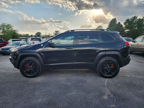 Used 2018 Jeep Cherokee Trailhawk AWD/4WD image 4