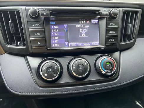 Used 2018 Toyota RAV4 LE image 31