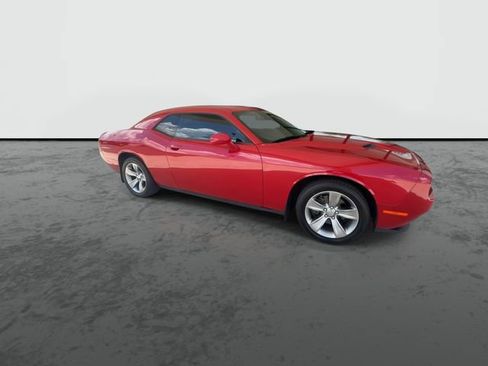 Used 2016 Dodge Challenger SXT RWD image 2