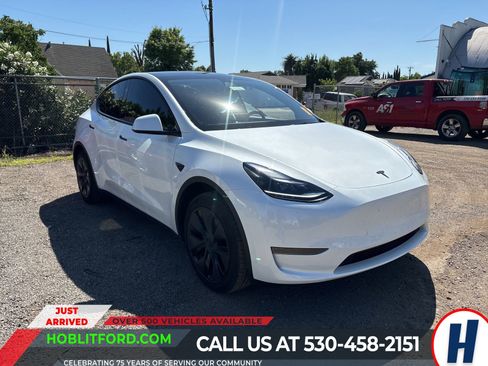 Used 2025 Tesla Model Y Long Range RWD image 1