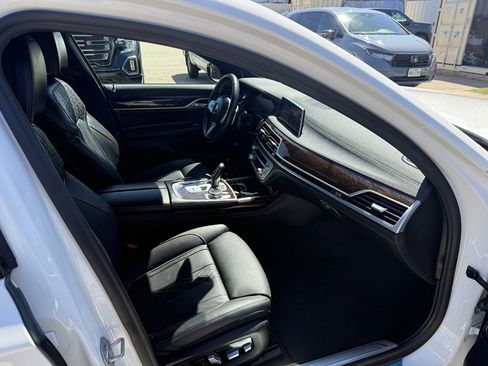 Used 2022 BMW 740i xDrive w/ M Sport Package image 8