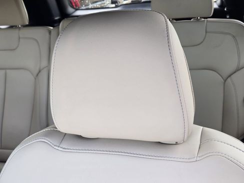 Used 2025 Jeep Grand Cherokee Limited image 23