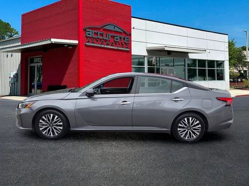 Used 2024 Nissan Altima 2.5 SV FWD image 2