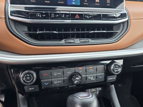 Certified 2025 Jeep Compass Limited AWD/4WD image 17
