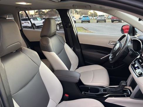 Used 2023 Toyota Corolla Cross XLE image 9