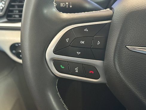 Used 2023 Chrysler Pacifica Touring-L FWD image 30