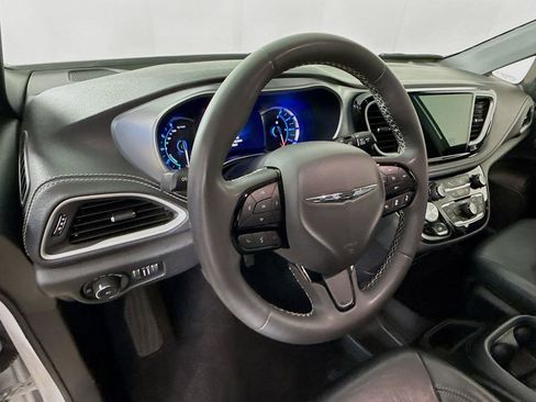 Used 2022 Chrysler Pacifica Touring-L w/ Uconnect Theater Family Group FWD image 12