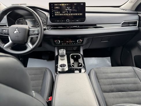 Used 2025 Mitsubishi Outlander SE image 21