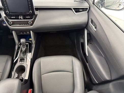 Used 2022 Toyota Corolla Cross XLE FWD image 25