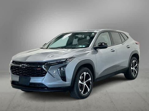 Used 2025 Chevrolet Trax RS FWD image 1