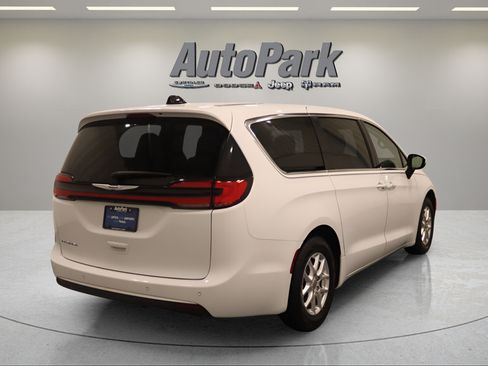 Certified 2023 Chrysler Pacifica Touring-L FWD image 10