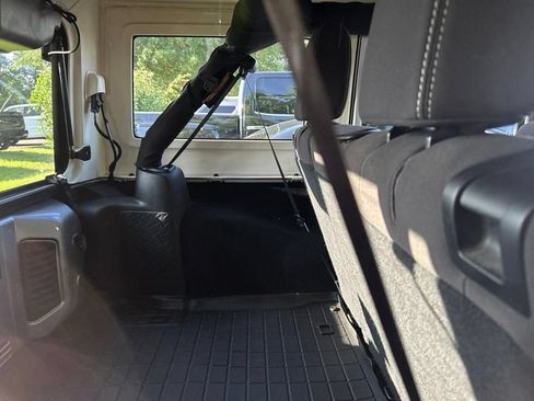 Used 2014 Jeep Wrangler Unlimited Sahara w/ Connectivity Group AWD/4WD image 15