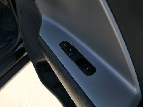 Used 2018 Kia Niro LX image 25