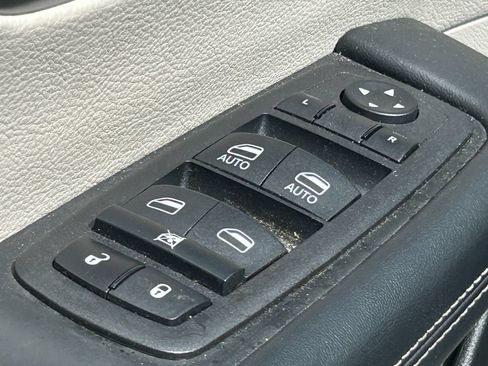 Used 2023 Chrysler Pacifica Touring-L FWD image 28