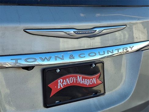 Used 2015 Chrysler Town & Country Touring image 29