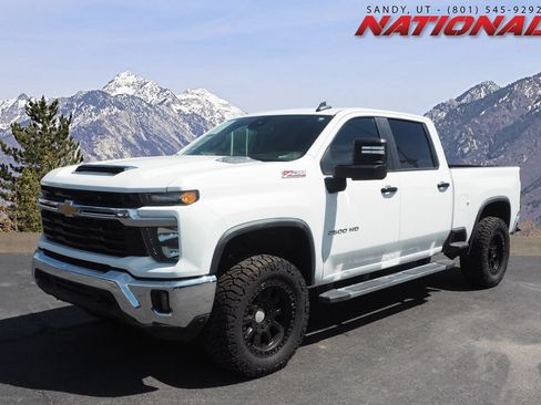 Used 2024 Chevrolet Silverado 2500 LT AWD/4WD image 1