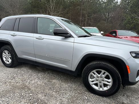 Used 2024 Jeep Grand Cherokee Laredo w/ Trailer Tow Package image 5