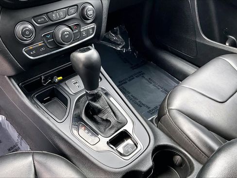 Used 2020 Jeep Cherokee Latitude Plus image 16