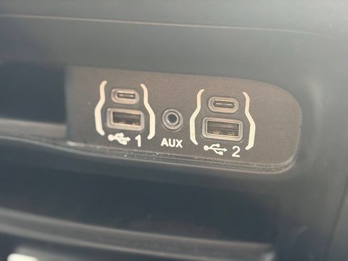 Used 2025 Chrysler Pacifica Select FWD image 31