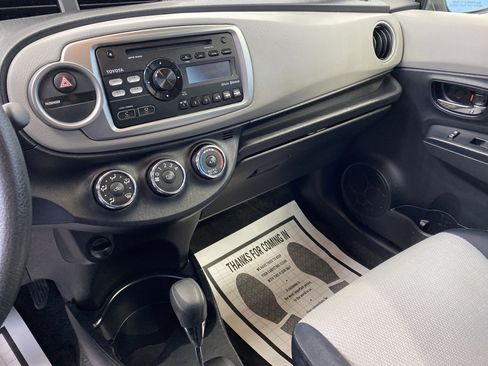 Used 2012 Toyota Yaris 4-Door Hatchback image 12