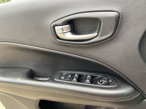 Used 2019 Jeep Compass Latitude FWD image 47