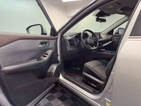 Used 2022 Nissan Rogue SV image 11