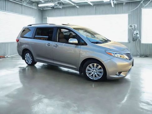 Used 2017 Toyota Sienna Limited Premium AWD/4WD image 4