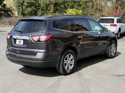 Used 2017 Chevrolet Traverse LT image 8
