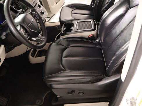 Used 2023 Chrysler Pacifica Touring-L FWD image 11