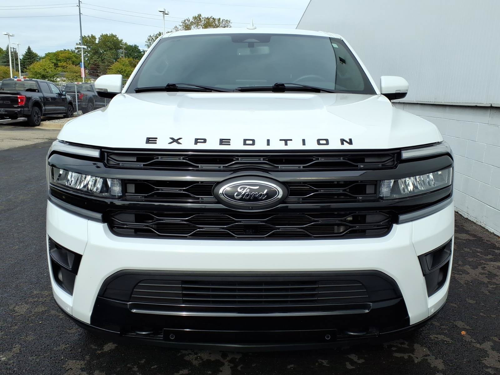 Used 2024 Ford Expedition Max Limited AWD/4WD image 2