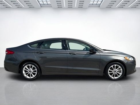 Used 2020 Ford Fusion SE image 3