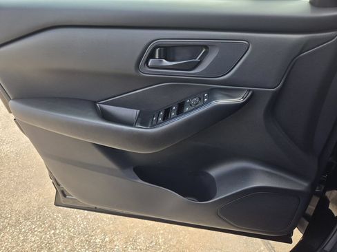Used 2025 Nissan Rogue S AWD/4WD image 25