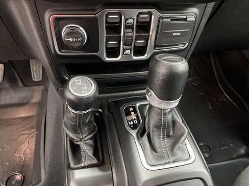 Used 2024 Jeep Gladiator Sport AWD/4WD image 15